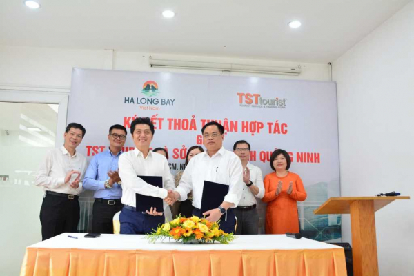 Sở Du lịch Quảng Ninh ký kết hợp tác với doanh nghiệp lữ hành TST Tourist - ảnh: SDL Quảng Ninh